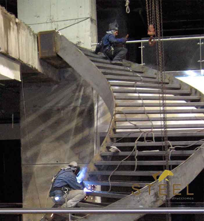 Fabricamos e instalamos estructuras metálicas y soluciones de fachada para proyectos arquitectónicos y de construcción.